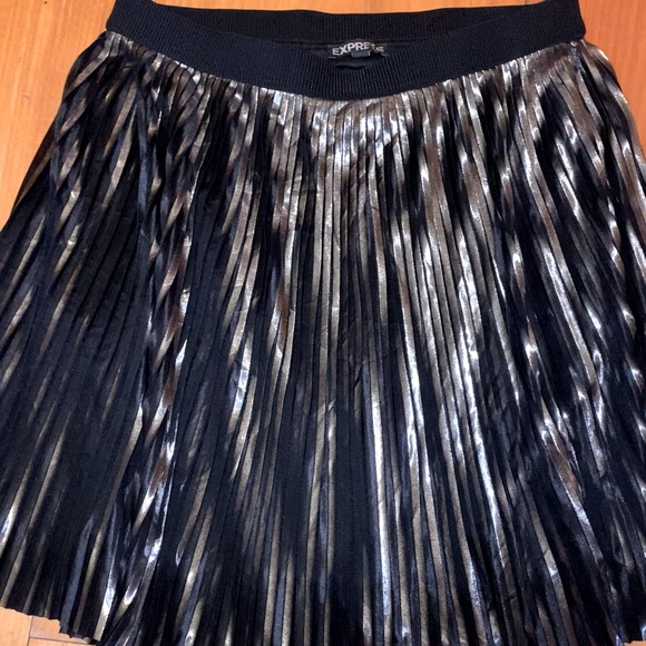 NWOT Express Gunmetal Metallic Pleated Skirt sz S - Picture 3 of 4